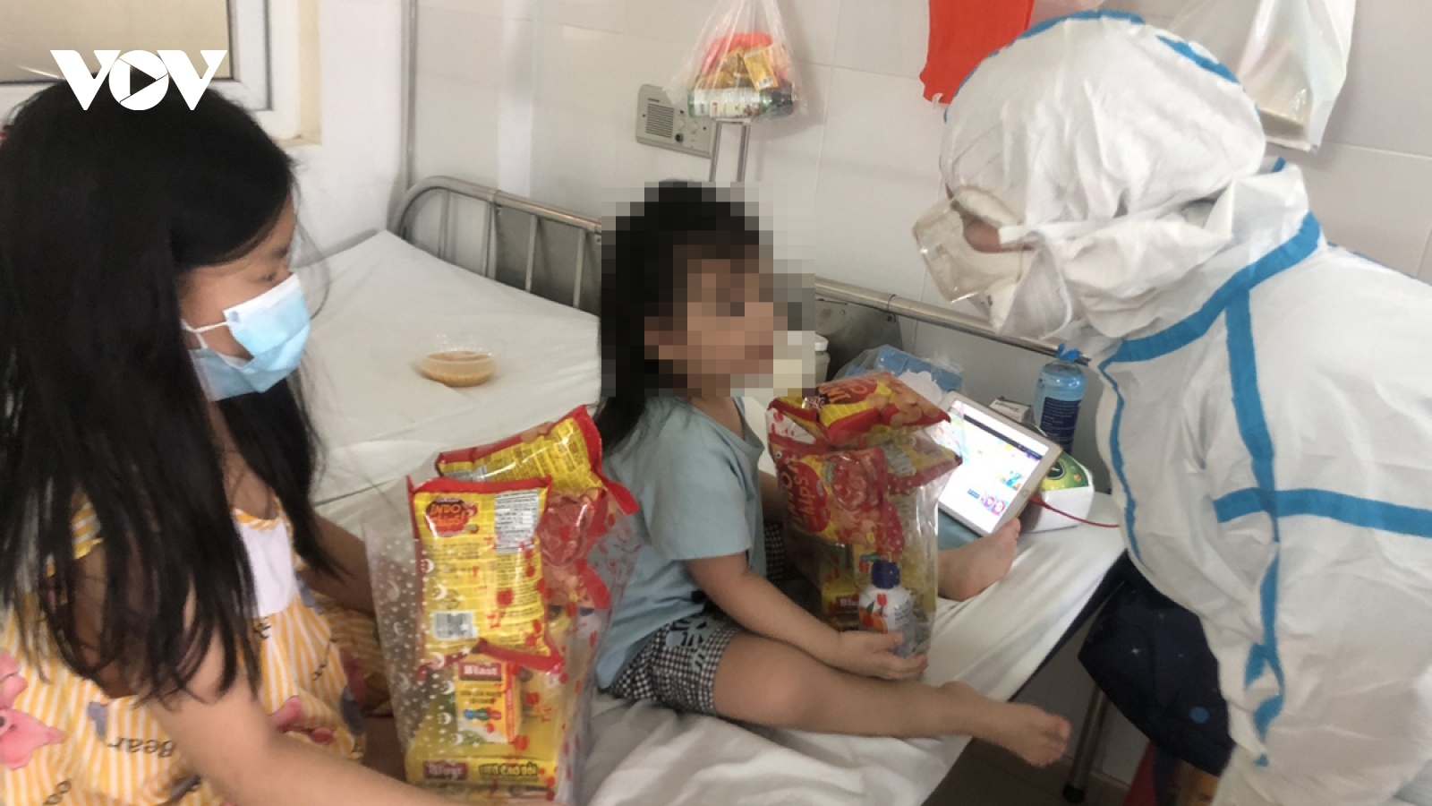 Special gifts to young COVID-19 patients on Children’s Day